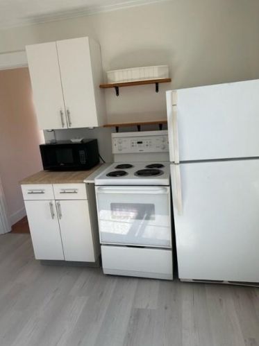 30 Channing St, Middletown RI 02840-2127 exterior