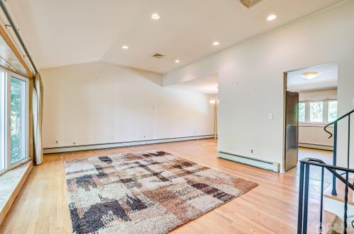 19 Marshall Dr, Edison NJ  08817-2910 exterior