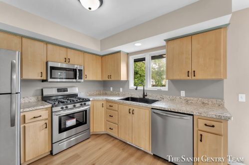 1845 Bonneville Dr, Meskegon MI 49441-3709 exterior