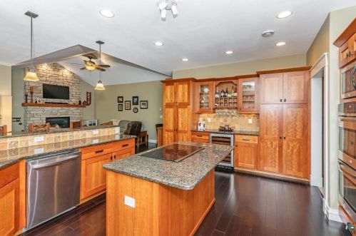 525 Crystal Dr, Duluth MN 55811-4409 exterior