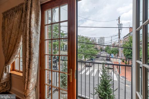 124 Bainbridge St, Philadelphia PA 19147-1866 exterior