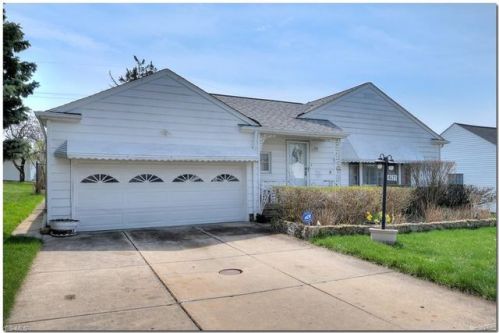 4521 Longleaf Rd, Cleveland, OH 44128-5008