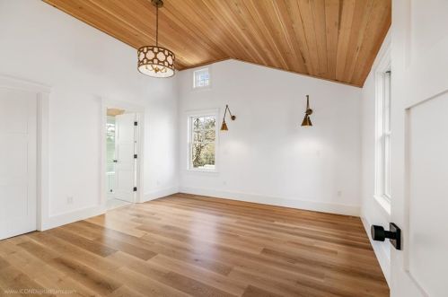 166 Ruggles Ave, Middletown RI 02840-4351 exterior