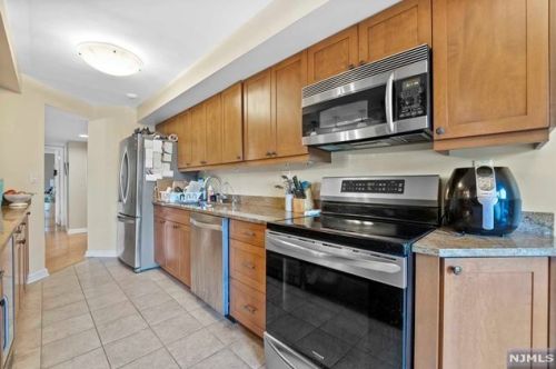 305 Williams Ct, Edgewater NJ 07020-1613 exterior