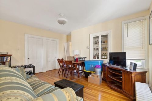 8 Gifford Ct, Salem MA 01970-2211 exterior