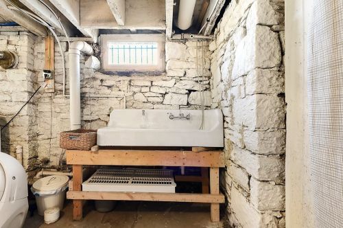 1426 Chateau St, Pittsburgh PA 15233-1242 exterior