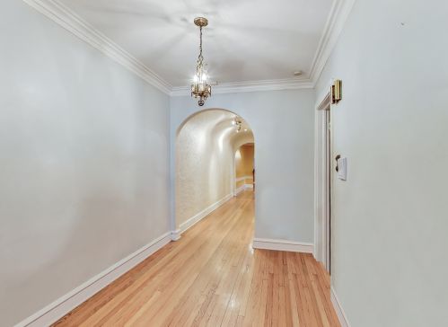 7441 Hoyne Ave, Chicago, IL 60645-2281