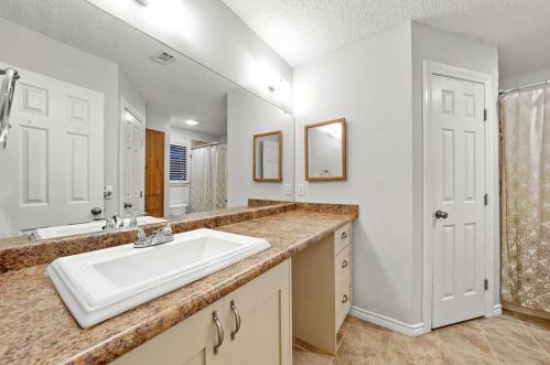 8408 Dixon Dr, Austin TX 78745-7515 exterior