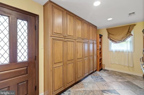 8751 Brook Rd, Mc Lean VA  22102-1507 exterior