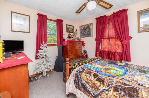 17 Shady Oak Dr, Enfield CT 06082-2311 exterior