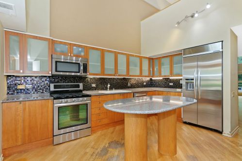 2246 Lakewood Ave, Chicago IL 60614-3629 exterior