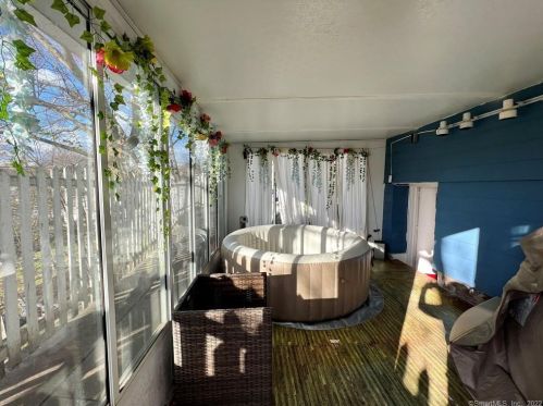 12 7 St, Derby CT 06418-1202 exterior