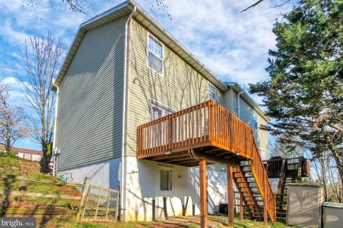 232 Breezewood Dr, Hanover PA 17331-7926 exterior