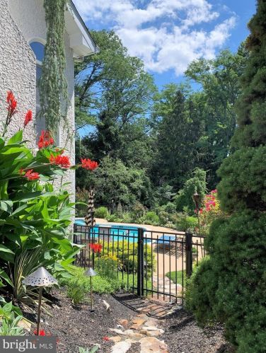 112 Parkview Cir, Media PA 19063-6317 exterior