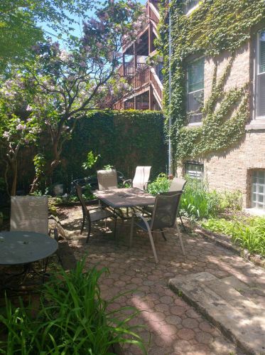 915 Gordon Ter, Chicago IL 60613-2106 exterior