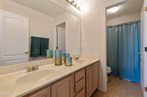 2737 Amberwood Dr, Phoenix AZ 85045-4208 exterior