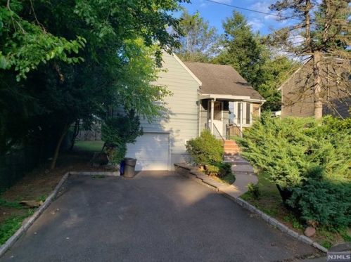 39 Crescent St, Closter, NJ 07624-1001