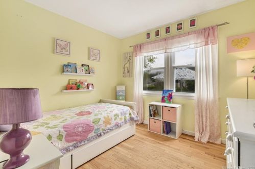 19 Dl Dr, Milford CT 06461-1908 exterior