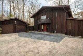 4 Bobrick Rd, Poughkeepsie, NY 12601-5108