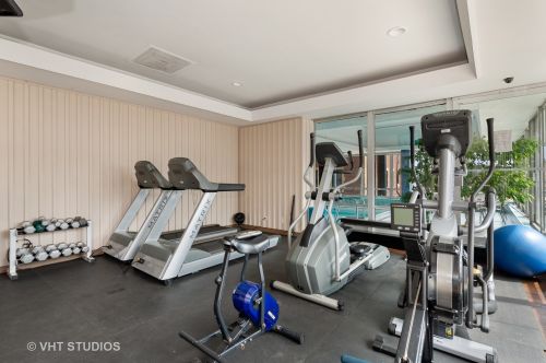 201 Chestnut St, Chicago IL 60611-2358 exterior