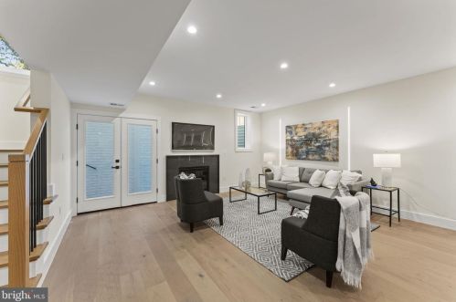 1327 Mayflower Dr, Mc Lean VA 22101-3405 exterior