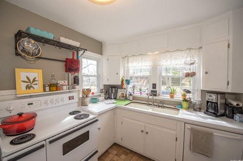 37 Chateau Dr, Huntington Station NY 11747-4131 exterior