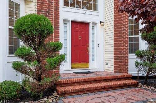 3 Bellavista Ct, Edison, NJ 08820-4438