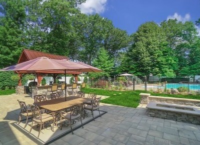 8 White Spruce Cir, Commack NY 11725-4323 exterior