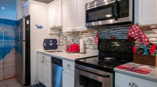 2 Capella, Middletown RI 02840-1590 exterior