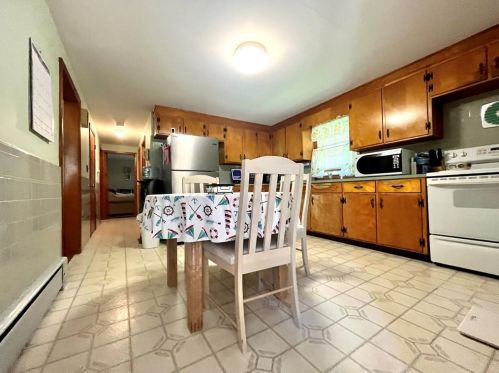 17 Maribeth Dr, Providence, RI 02919-5216