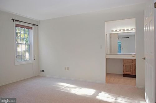 25 Meadowwood Ct, Columbus NJ 08022-1026 exterior