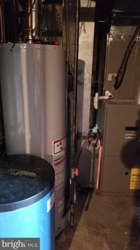 26 Acres Dr, Trenton NJ 08690-3915 exterior