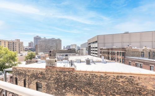 645 Surf St, Chicago IL  60657-5390 exterior