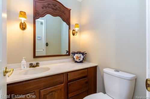 1439 Lantern Ln, Rochester MI 48306-4240 exterior