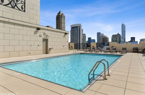 10 Delaware Pl, Chicago IL  60611-1690 exterior