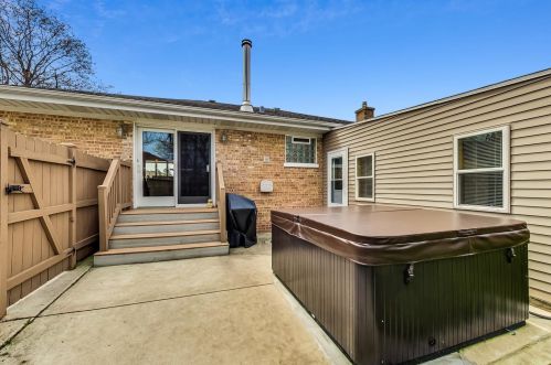 8236 Berwyn Ave, Chicago IL 60656-1455 exterior