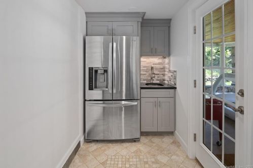 5 Mansfield Pl, Westport CT  06880-5045 exterior