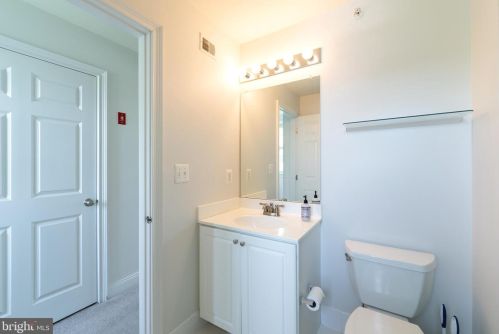 206 Admirals Way, Philadelphia PA 19146-5213 exterior