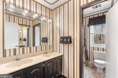 3738 Levy Ln, Huntingdon Valley PA 19006-3108 exterior