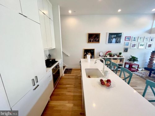 1102 T St, Washington DC  20009-4427 exterior