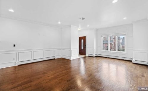 19 Cleveland Pl, Palisades Park NJ  07650-1103 exterior