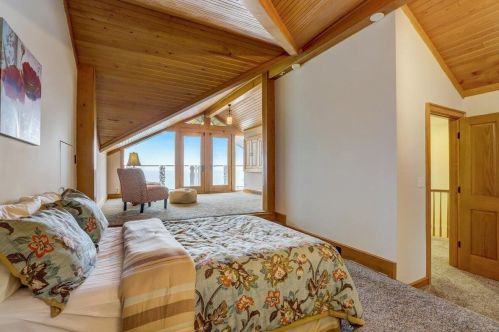 6990 Barnett Ln, Milwaukee WI 53217-3606 exterior