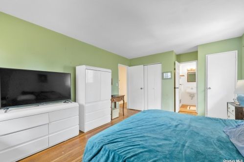 2 Miandra Ct, Huntington Station NY 11746-1116 exterior