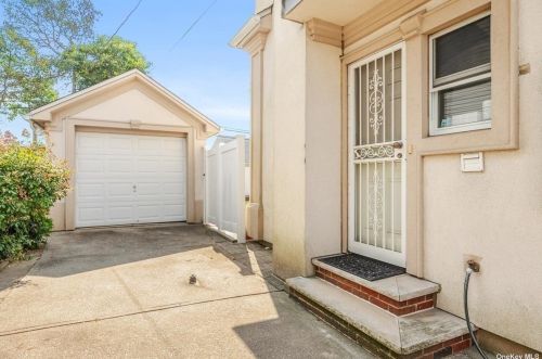 151 Gordon Rd, Valley Stream NY 11581-2108 exterior