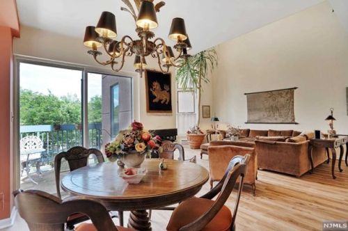 315 Livingston Ct, Edgewater NJ 07020-1639 exterior