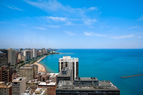 260 Chestnut St, Chicago IL 60610-3112 exterior