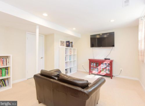 1302 Commonwealth Ave, Alexandria VA 22301-2021 exterior