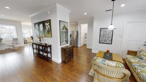 212 Old Tamiami Trl, Naples FL 34110-1142 exterior