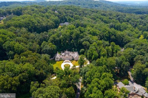 1320 Wyndham Rd, Hummelstown, PA 17036-9168