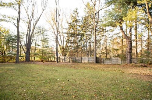 95 Old Post Rd, Red Hook NY 12571-2219 exterior